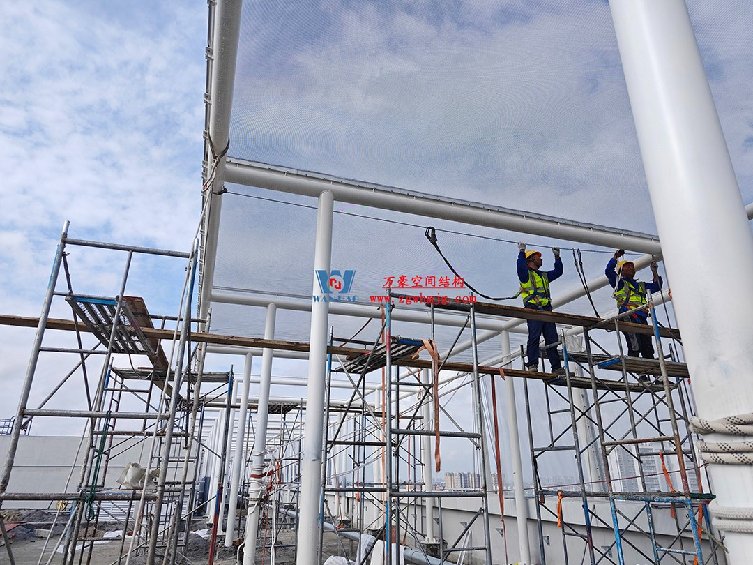 聚焦工程高質(zhì)量建設(shè)，這個網(wǎng)格織物幕墻正在施工安裝中