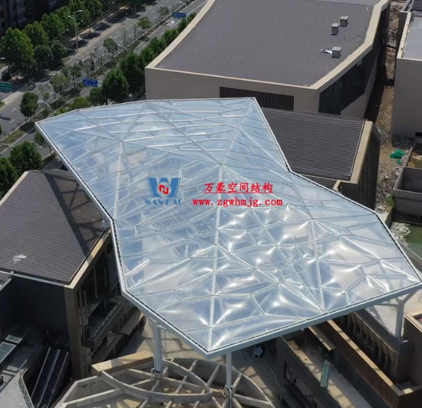 屋頂上到底有什么？