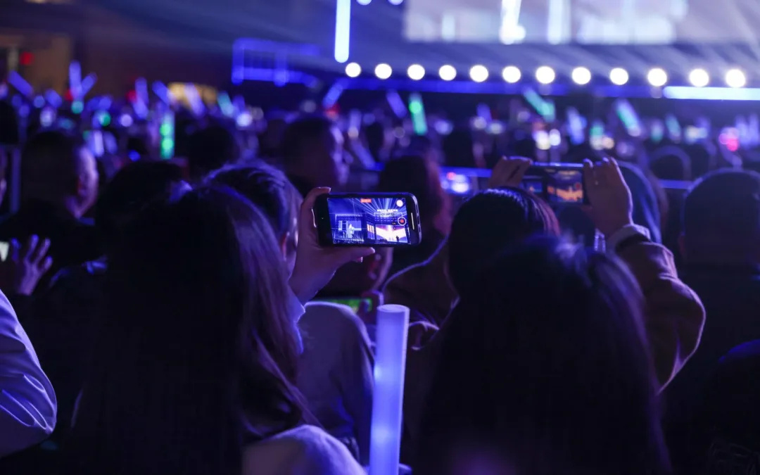 平陽體育中心群星演唱會(huì)！超萬人圍觀，現(xiàn)場(chǎng)火爆High唱！