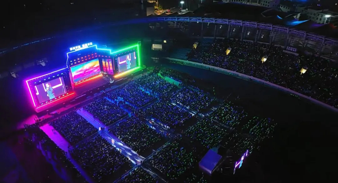 平陽體育中心群星演唱會(huì)！超萬人圍觀，現(xiàn)場(chǎng)火爆High唱！