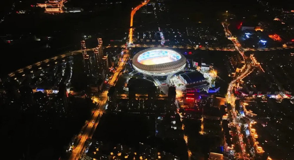 平陽體育中心群星演唱會(huì)！超萬人圍觀，現(xiàn)場火爆High唱！