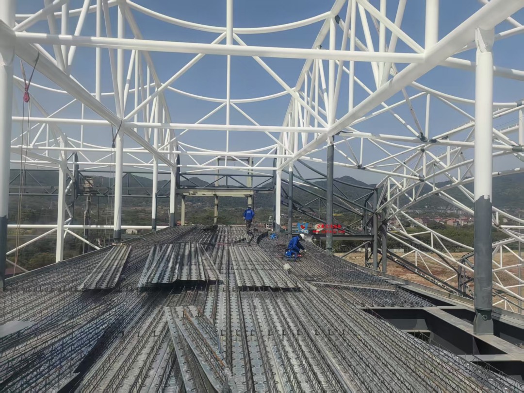 馭風(fēng)逐沙，織就賽道美學(xué)——比亞迪紹興嵊州賽車場干拔沙坡觀景平臺鋼膜結(jié)構(gòu)
