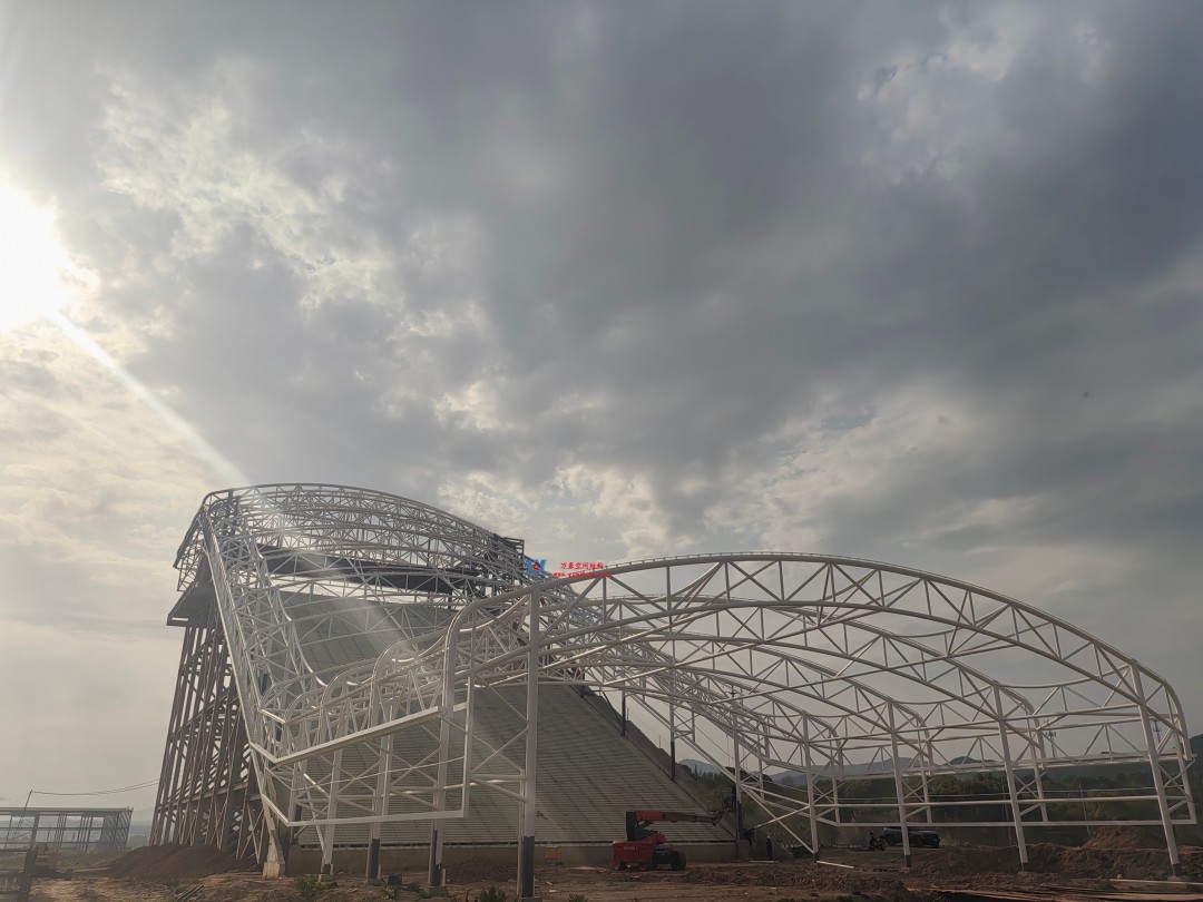 馭風(fēng)逐沙，織就賽道美學(xué)——比亞迪紹興嵊州賽車場干拔沙坡觀景平臺鋼膜結(jié)構(gòu)