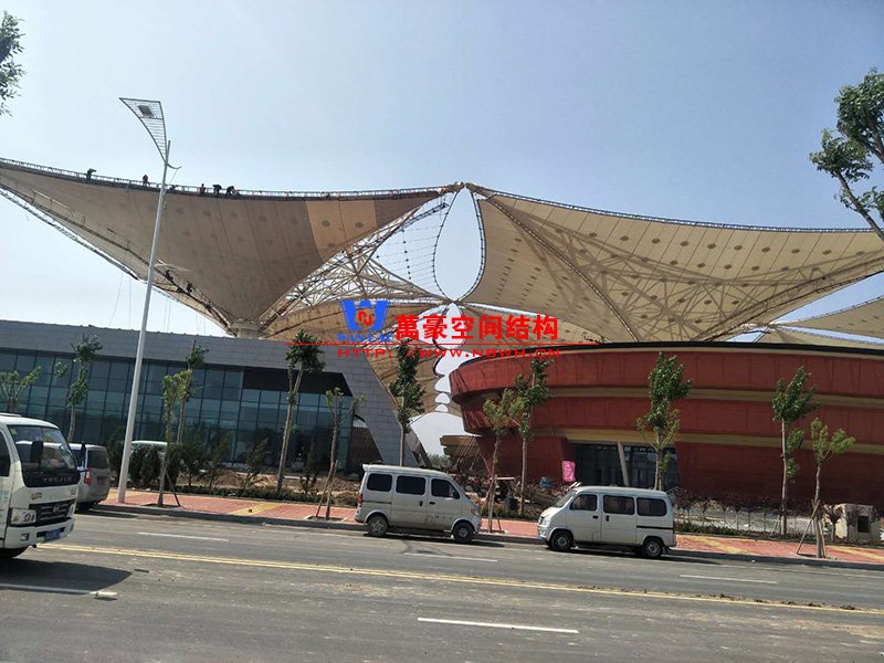 什么是膜結(jié)構(gòu)屋面？PTFE膜結(jié)構(gòu)屋面有哪些特點(diǎn)優(yōu)勢？