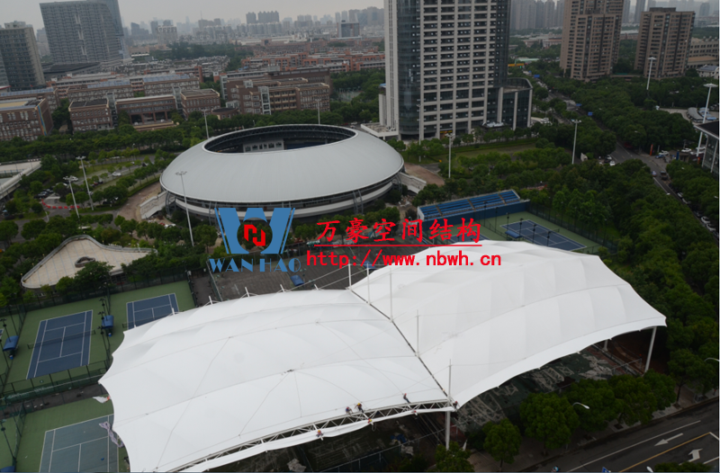 膜結(jié)構(gòu)遮陽雨棚有哪些特點(diǎn)？如何選擇合適的膜結(jié)構(gòu)遮陽棚公司？