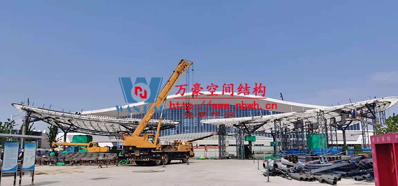 張家港高鐵站前大蝴蝶景觀膜結構工程左右大翅膀主體結構完成