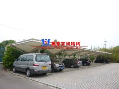 做膜結(jié)構(gòu)車棚報價價格差距很大，該怎么選膜結(jié)構(gòu)公司?