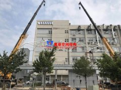 張拉膜結(jié)構(gòu)車棚中鋼結(jié)構(gòu)如何防銹？張拉膜車棚除銹的方法有哪些？