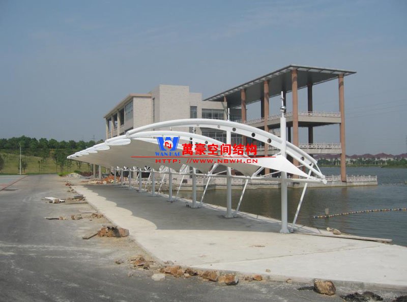 單側(cè)斜拉型膜結(jié)構(gòu)車(chē)棚