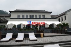 伸縮遮雨棚和膜結構雨棚那個好？伸縮遮雨棚和膜結構雨棚優(yōu)缺點對比