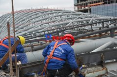 鋼膜結(jié)構(gòu)工程高空作業(yè)需要注意哪些事項？如何確保安全？