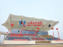 什么是膜結(jié)構(gòu)體育看臺(tái)？膜結(jié)構(gòu)體育看臺(tái)性能特點(diǎn)及應(yīng)用領(lǐng)域是什么？